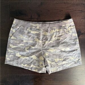 Old Navy Women's Gray and Tan Camouflage Athletic Shorts